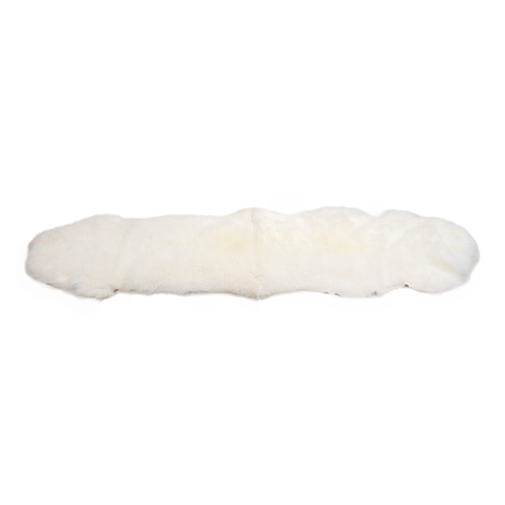 Teppich aus 2 weißen Schaffellen